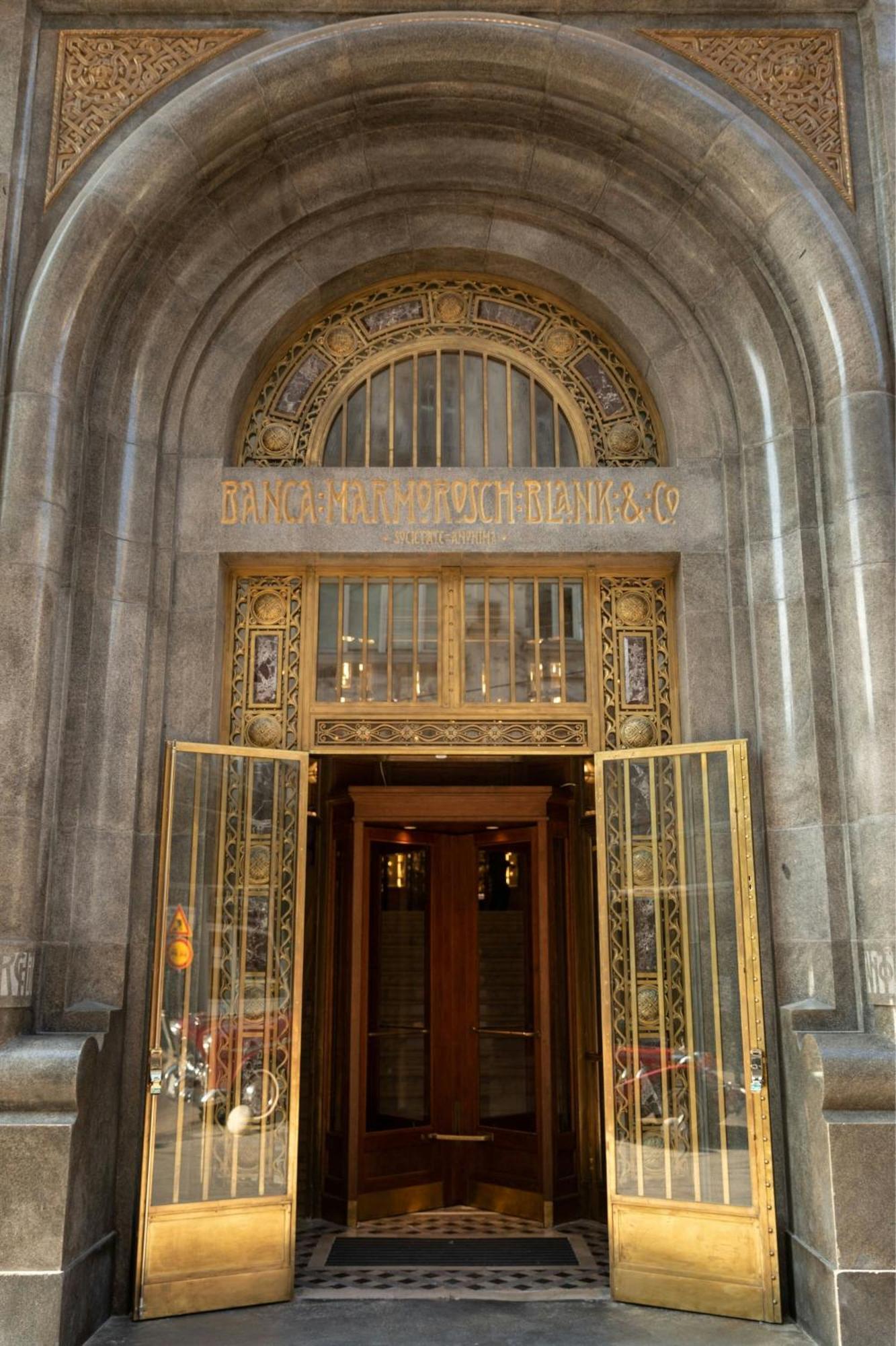 The Marmorosch Bucharest, Autograph Collection Hotel Eksteriør billede Entrance to the Bank of America Building